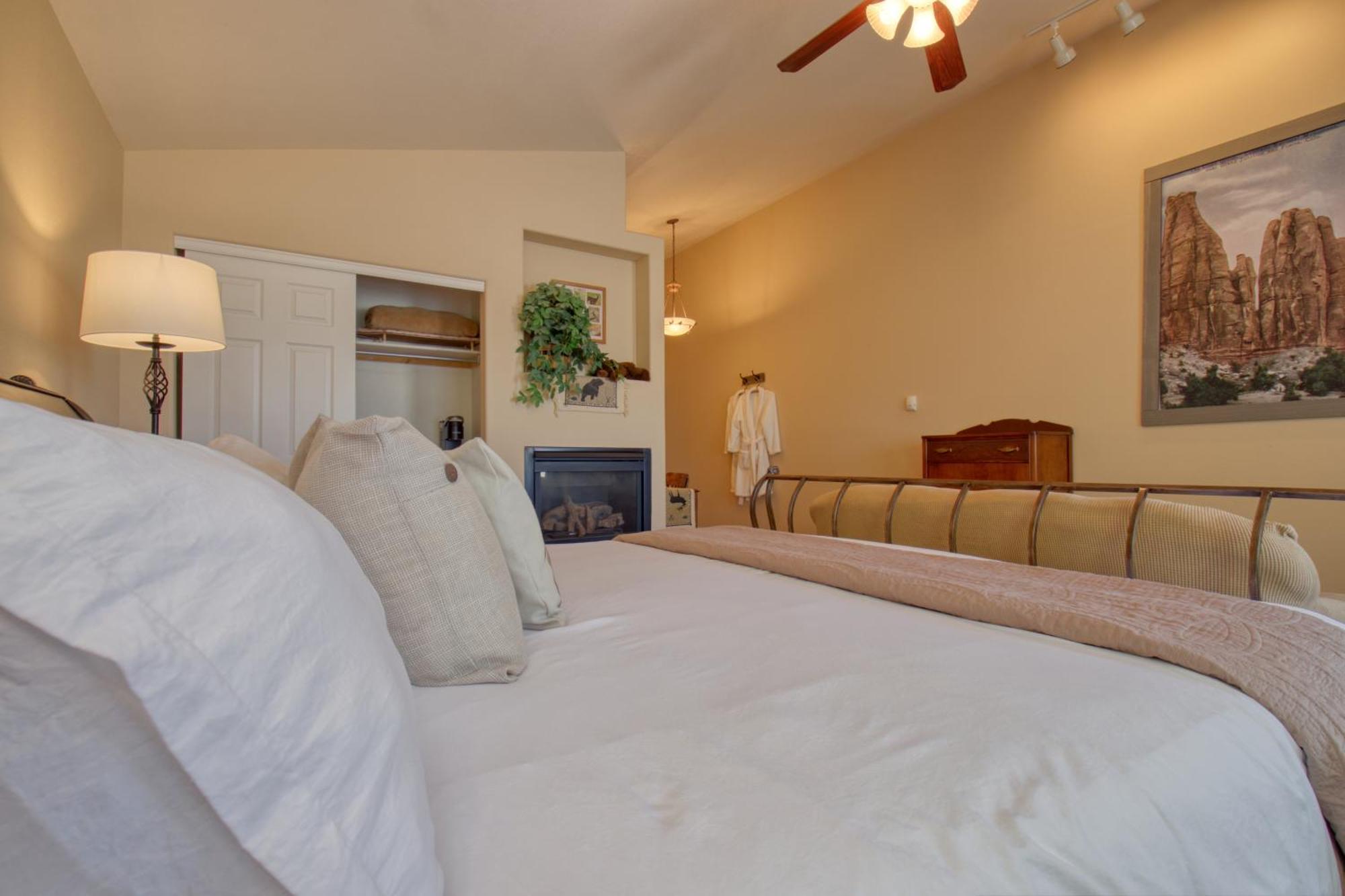 Castle Creek Manor Bed & Breakfast Гранд Джънкшън Екстериор снимка