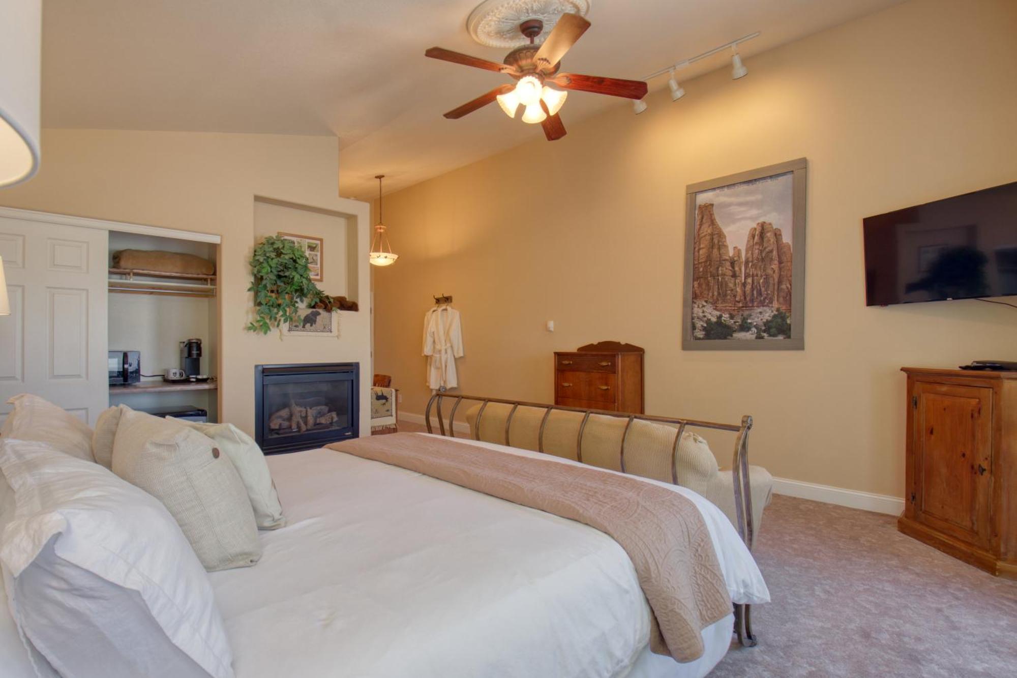Castle Creek Manor Bed & Breakfast Гранд Джънкшън Екстериор снимка